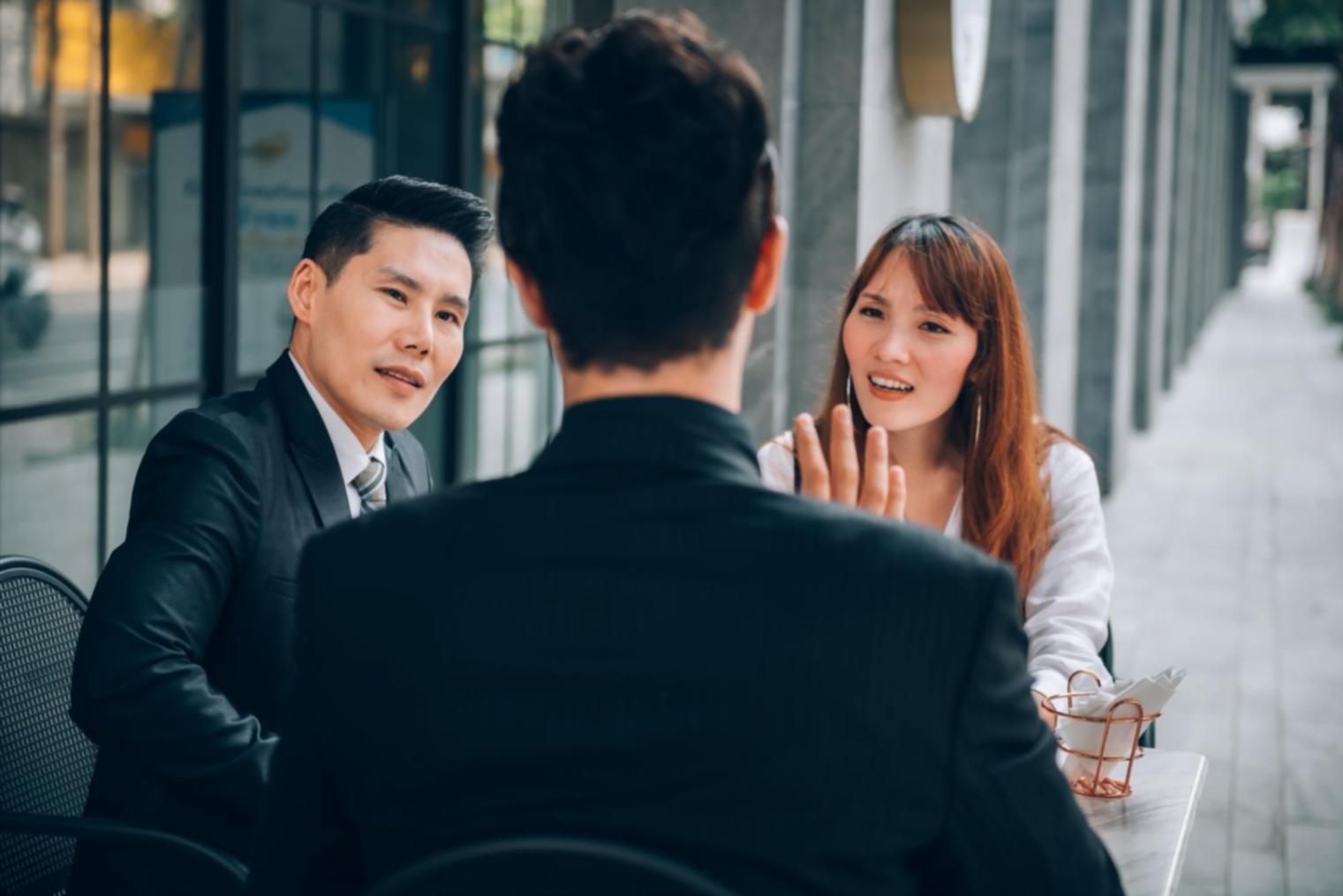 Teilnehmer bei der Arbeit an Content-Strategien